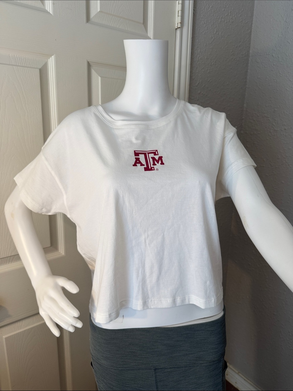 New with tags LULULEMON Sz 8 Cates Tee White A&M Crop Tee